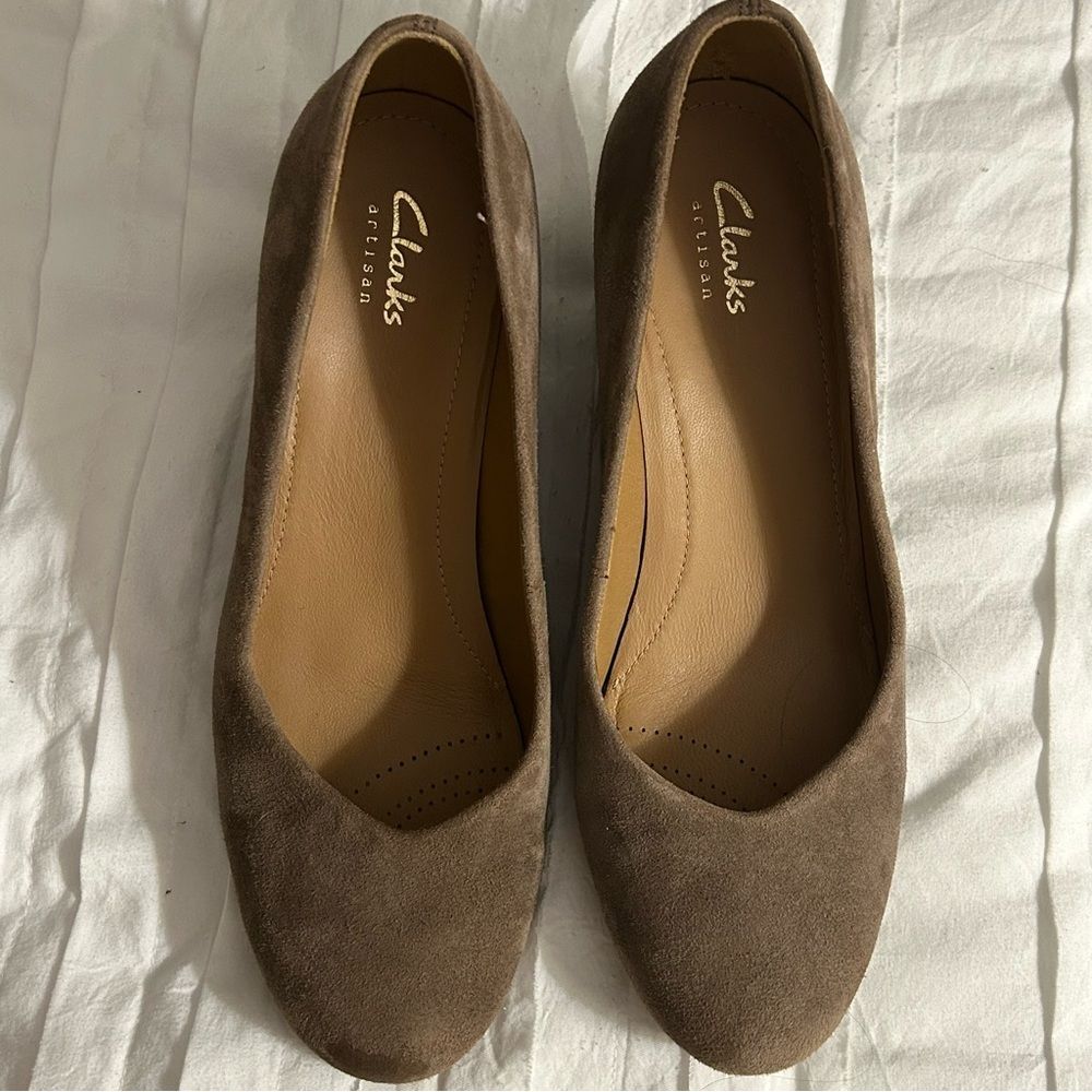 Clarks Bassett Mine Suede Slip On Wedge Pump Tan - Size 7.5M EUC